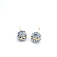 Feminine porcelain earrings with a marble-inspired design and 24k gold detail. Handcrafted in Delft using fine porcelain and precious metals. Lightweight, elegant, and timeless for everyday wear or a meaningful gift.