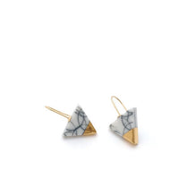 Modern triangular porcelain earrings with black marble lines and 24k gold. Handcrafted in Delft from fine porcelain. Lightweight, minimal, and designed for contemporary elegance.