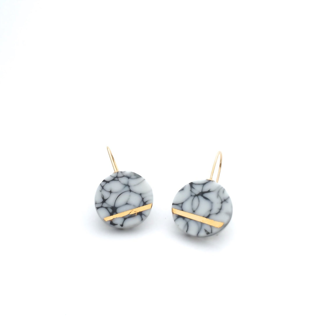 Feminine porcelain earrings with a marble-inspired design and 24k gold detail. Handcrafted in Delft using fine porcelain and precious metals. Lightweight, elegant, and timeless for everyday wear or a meaningful gift.
