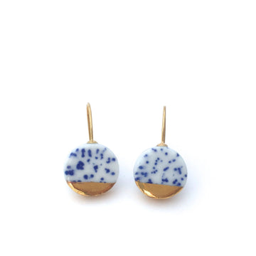 A pair of elegant earrings made from Delft blue porcelain with intricate gold accents, inspired by the traditional pottery from Delft. These stunning porcelain earrings, perfect as an 18th-anniversary gift, embody the porcelain anniversary theme, celebrating the beauty of Delftware and the delicate art of Kintsugi. Ideal for a wedding anniversary present, these earrings combine the timeless charm of Delft blue with the luxurious touch of gold.