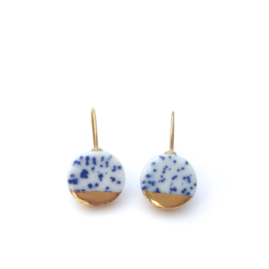 A pair of elegant earrings made from Delft blue porcelain with intricate gold accents, inspired by the traditional pottery from Delft. These stunning porcelain earrings, perfect as an 18th-anniversary gift, embody the porcelain anniversary theme, celebrating the beauty of Delftware and the delicate art of Kintsugi. Ideal for a wedding anniversary present, these earrings combine the timeless charm of Delft blue with the luxurious touch of gold.